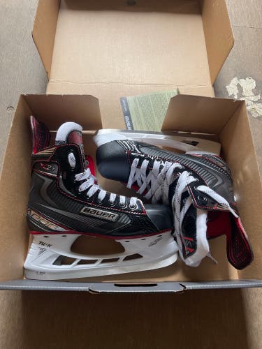 New Bauer Regular Width  Size 4 Vapor X2.7 Hockey Skates