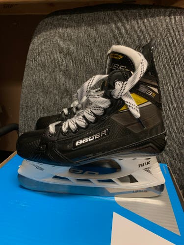 Junior New Bauer Supreme 3S Pro Hockey Skates Wide Width Size 5.5