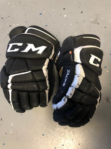 CCM Tacks hockey gloves