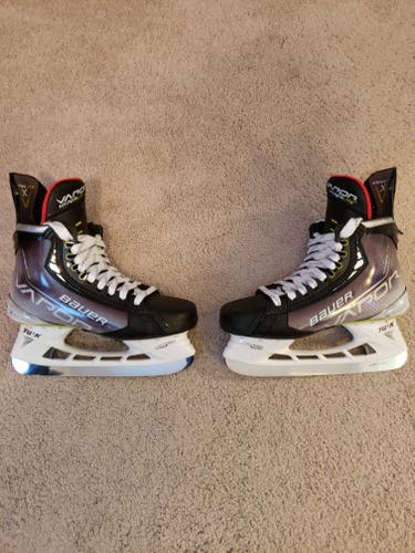 Senior New Bauer Vapor Hyperlite Hockey Skates Size 8