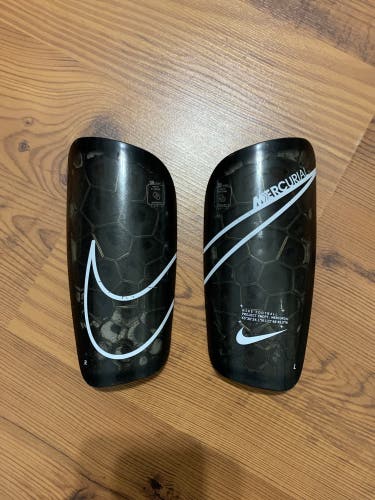 Unisex Small Nike Mercurial lite Shin Guards