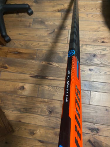Senior Right Handed W71  Covert QRE10 Hockey Stick
