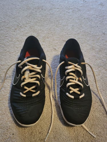 Black Youth Used Unisex Size 4.5 (Women's 5.5) Nike Shoes
