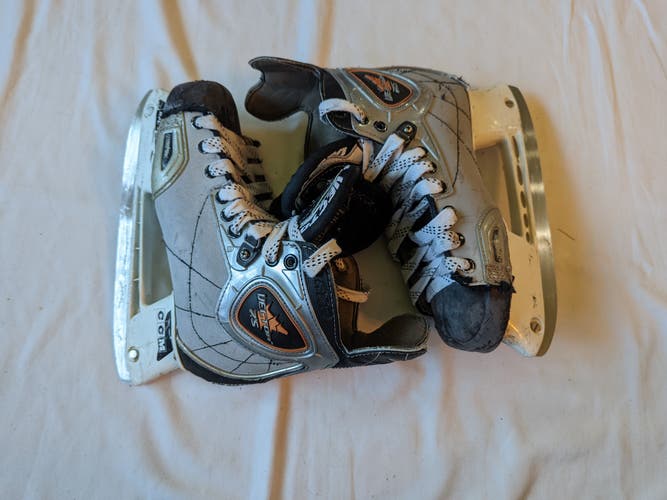 Junior Used CCM Vector 7.5 Hockey Skates Wide Width Size 5.5
