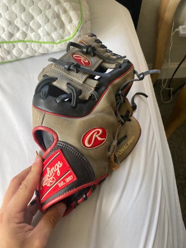 Right Hand Throw 11.5" Gold Glove Baseball Glove
