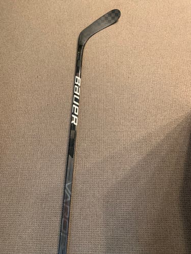 Senior Right Handed P28 Pro Stock Vapor Hyperlite Hockey Stick