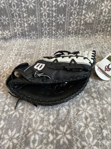 New Wilson Right Hand Throw First Base A2000 Softball Glove 12"
