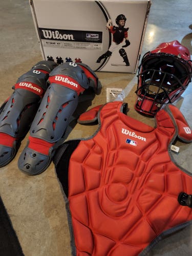New Wilson Red EZ GEAR KIT YOUTH L-XL Catcher's Set