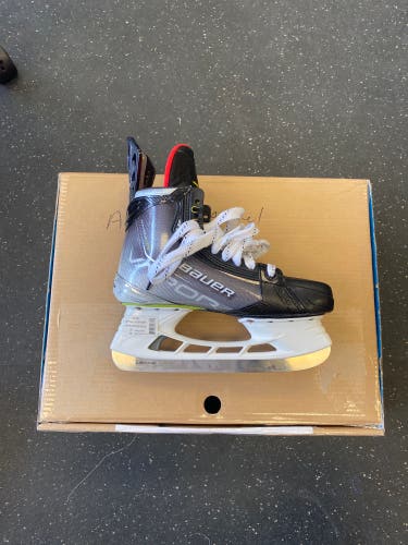 Used Bauer Regular Width  Size 8.5 Vapor Hyperlite Hockey Skates