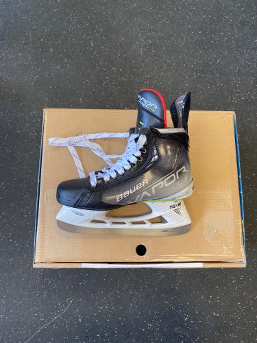 New Bauer Regular Width  Size 9.5 Vapor Hyperlite Hockey Skates