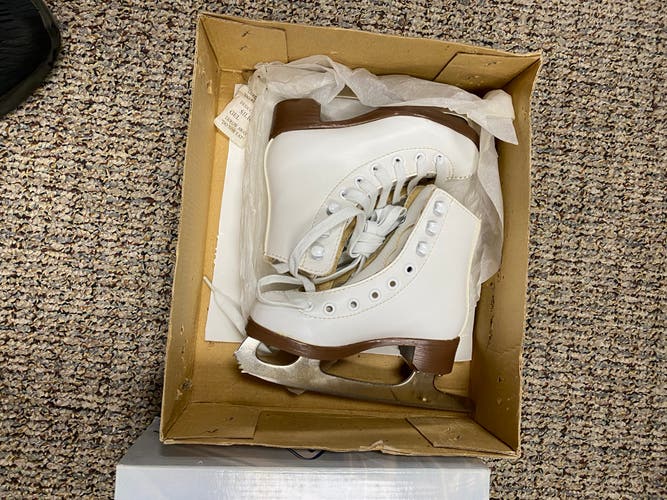 Brand New Jackson Ultima Youth Size 9 Figure Skates