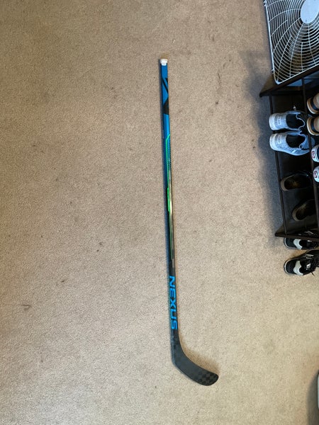 Junior Right Handed P28 Nexus Geo Hockey Stick