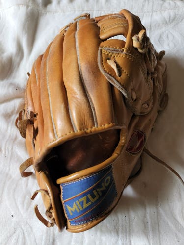Mizuno Right Hand Throw Baseball/softball Glove MT550 12.5". .