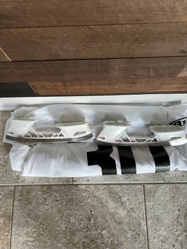 True Regular Width Pro Stock Size 9.5 2 Piece Blade Holders