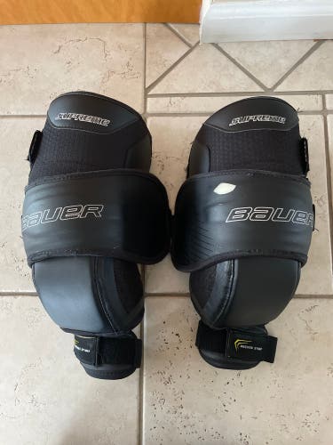 Bauer goalie supreme knee guards sr