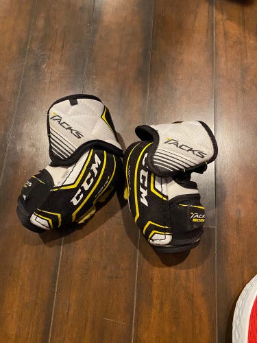 Used Jr Small CCM  Tacks 5092 Elbow Pads