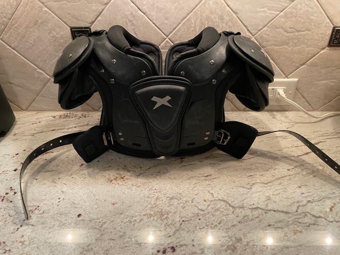 Used Youth Medium Xenith Flyte Shoulder Pads