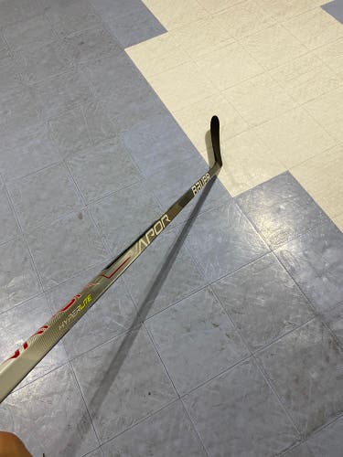 Senior Left Hand P28M Pro Stock Vapor Hyperlite Hockey Stick