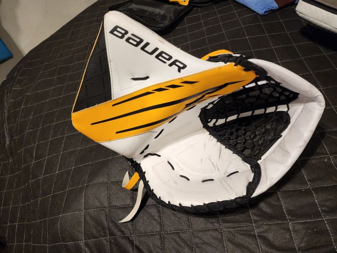 *LIKE* New Bauer 3X Goalie Glove (Regular for Left Hand Catch)