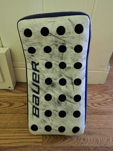 Used Bauer RX10 blocker  Regular hand