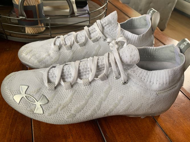 White Unisex Molded Cleats Low Cut Spotlight MC