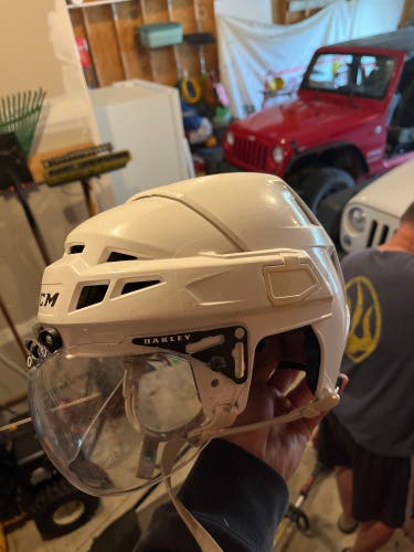 Ccm htv10 hockey helmet