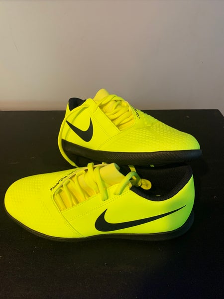 Nike Indoor soccer shoes, New Size 6.5 (Women's 7.5)