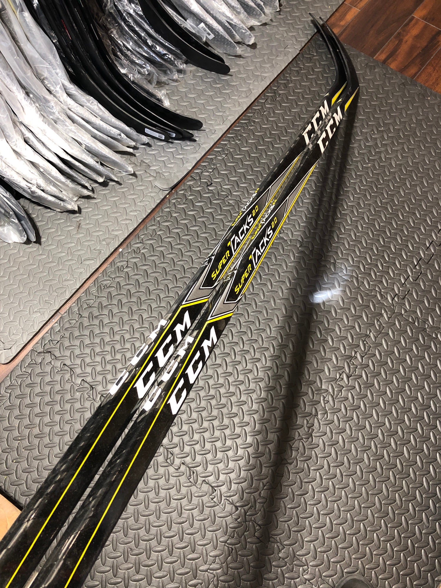 2 Pack New RH Ccm Super Tacks 2.0 P14 85 Flex SidelineSwap