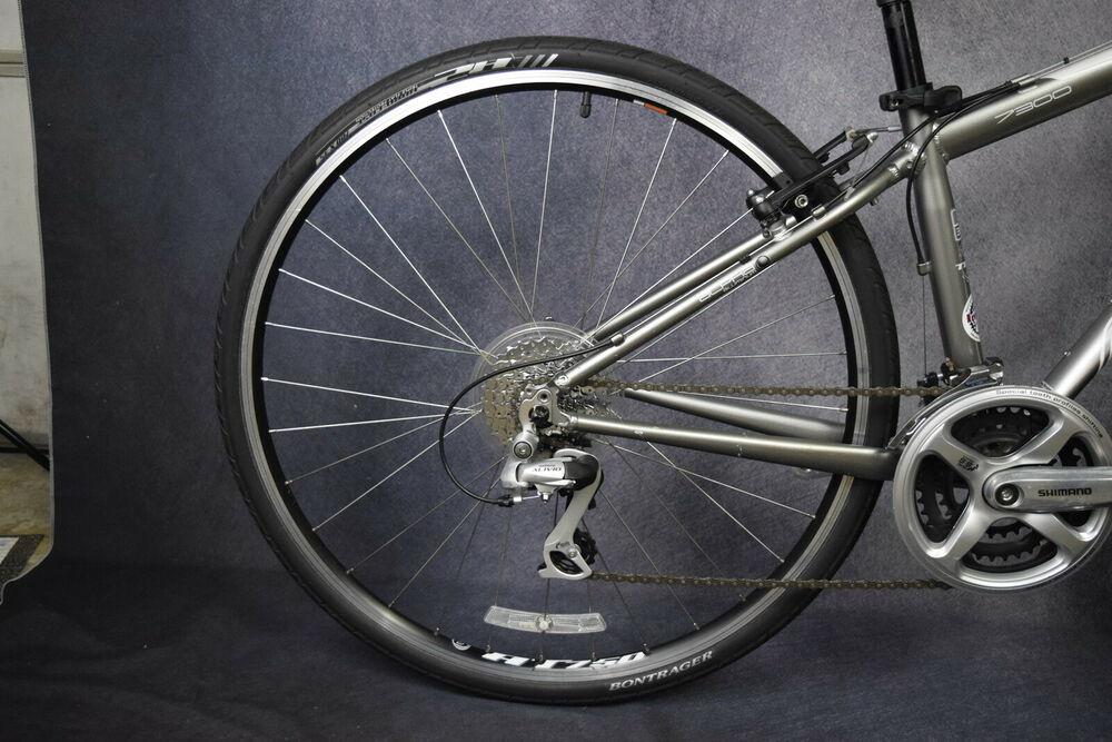 TREK 7300 HYBRID MOUNTAIN BIKE SIZE 