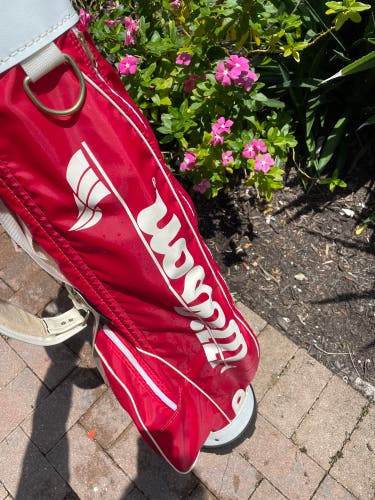Wilson Sunday lite weight Golf bag with tags