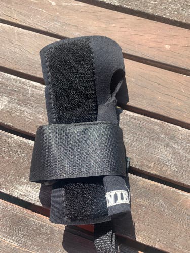 Benik Sliding Wrist Gaurd