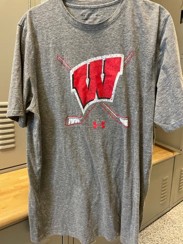 Xl Under Armour Wisconsin Badgers hockey T-shirt