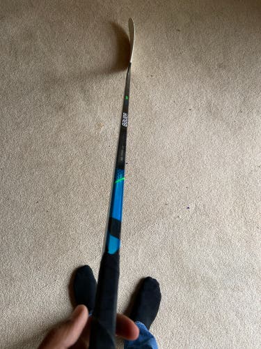 Senior Right Handed P28 Nexus Geo Hockey Stick