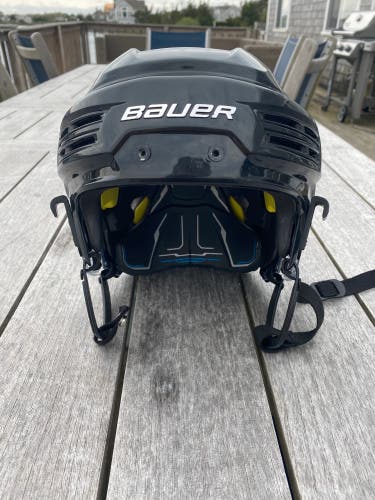 New Medium Bauer Re-Akt 200 Helmet