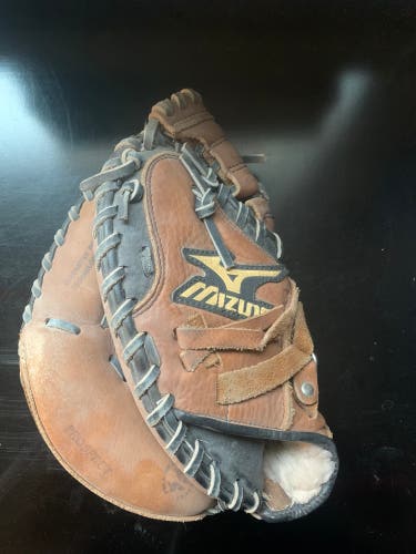 Mizuno Youth Left Handed Catcher Glove