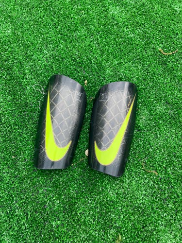 Unisex Small Nike Mercurial lite Shin Guards