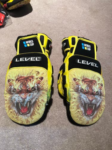 Level World Cup GS Mitt