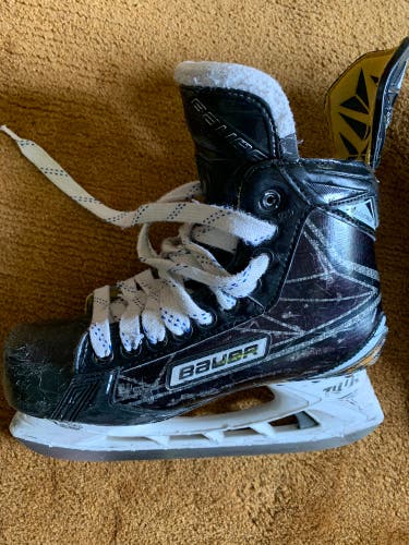 Used Bauer Regular Width Size 7 Supreme matrix Hockey Skates