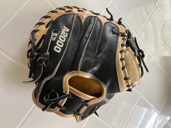 Wilson A2000 Right Hand Throw 33" Catcher’s Mitt