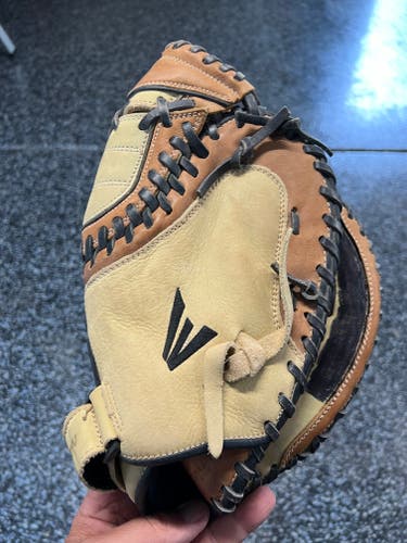 Easton Right Hand Throw Softball Catcher's Mitt - Fast Pitch model SYFP2000