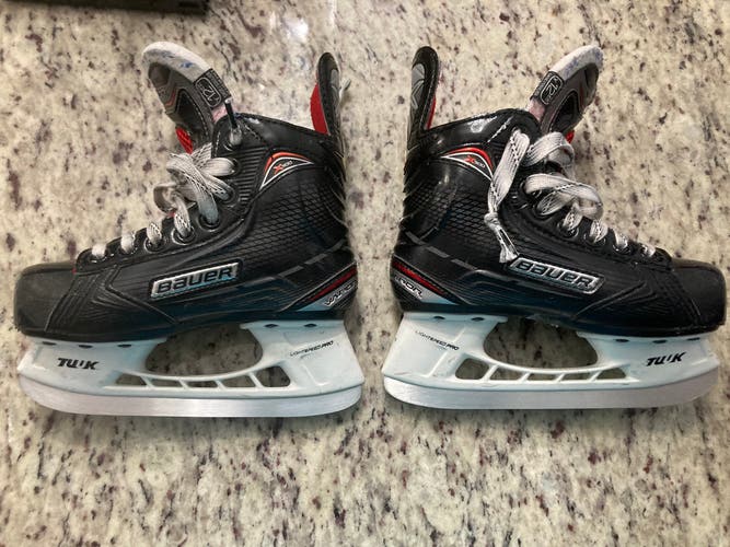 Youth Bauer Extra Wide Width  Size 12 Vapor X500 Hockey Skates