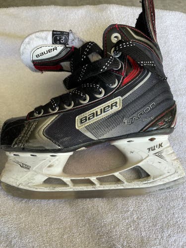 Used Bauer Regular Width Size 2.5 Vapor X70 Hockey Skates