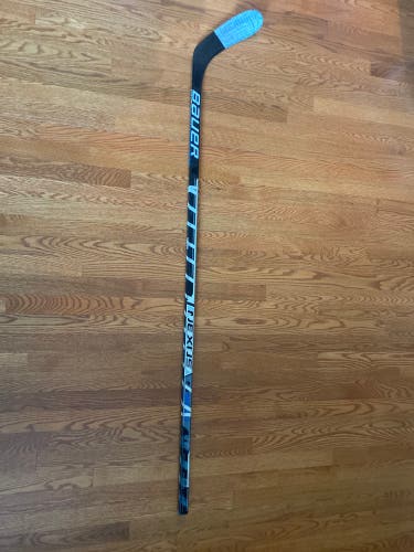 Senior Right Handed P28  Nexus 2900 Hockey Stick
