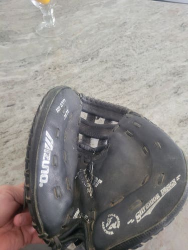 Used Mizuno Right Hand Throw Catcher's 32.5"
