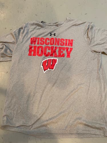 Wisconsin UA Hockey Shirt Size Large