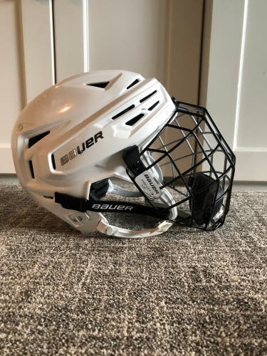 Used Medium Bauer  Re-Akt 150 Helmet
