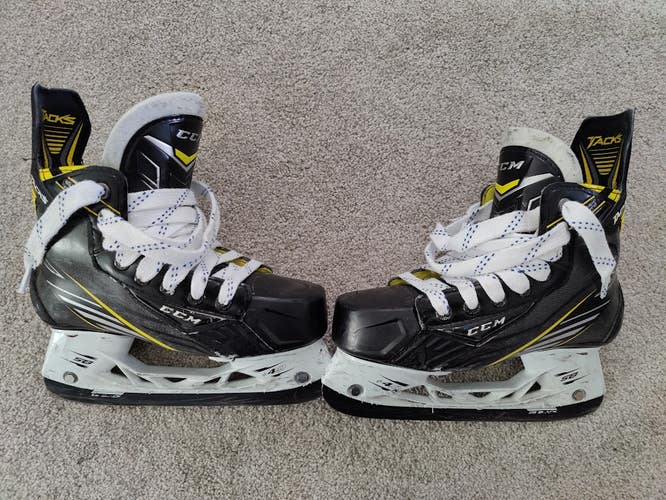 Junior CCM Tacks Hockey Skates Regular Width Size 3.5