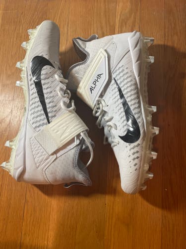 Nike Men’a Alpha Menace Pro 2 Mid Football Cleats