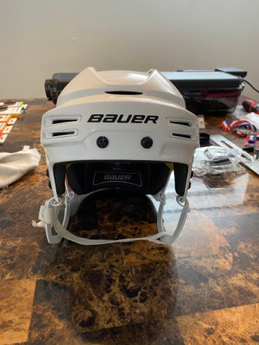 New Medium Bauer Re-Akt 75 Helmet