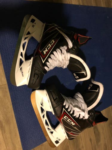 Senior New CCM JetSpeed FT2 Hockey Skates Regular Width Size 9